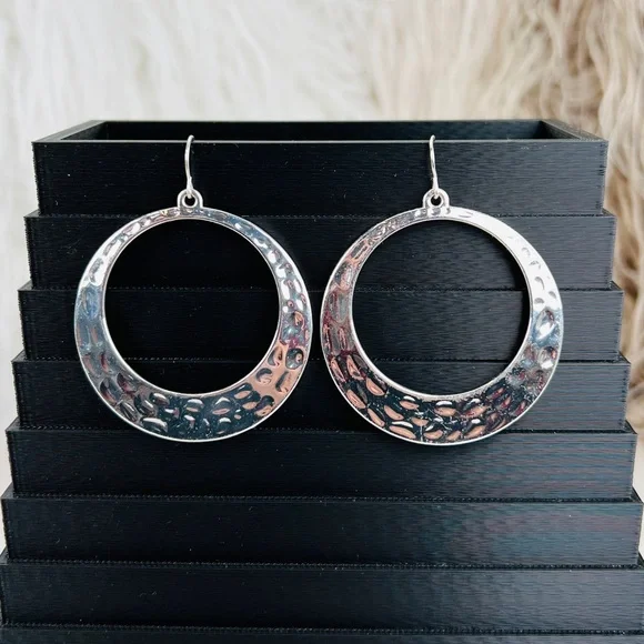 Gorgeous weighted Silvertone modernist hammered circle pierced earrings